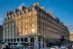 La façade du Hilton Paris Opéra, ancien Grand Hôtel Terminus, rue Saint-Lazare