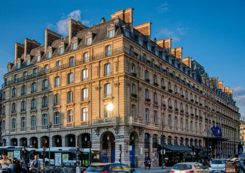 La façade du Hilton Paris Opéra, ancien Grand Hôtel Terminus, rue Saint-Lazare