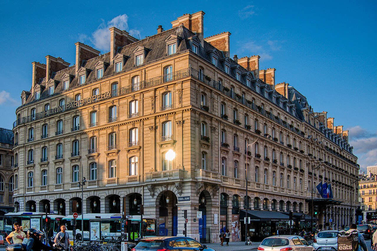 La façade du Hilton Paris Opéra, ancien Grand Hôtel Terminus, rue Saint-Lazare
