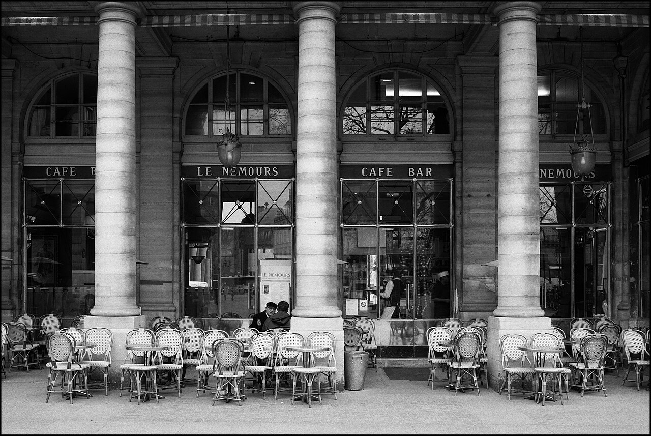 La terrasse du café Le Nemours, place Colette à Paris