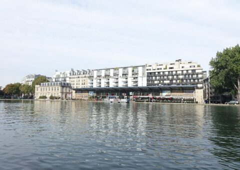 Le mk2 Quai de Seine, au bord du bassin de la Villette
