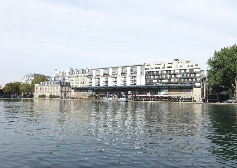 Le mk2 Quai de Seine, au bord du bassin de la Villette