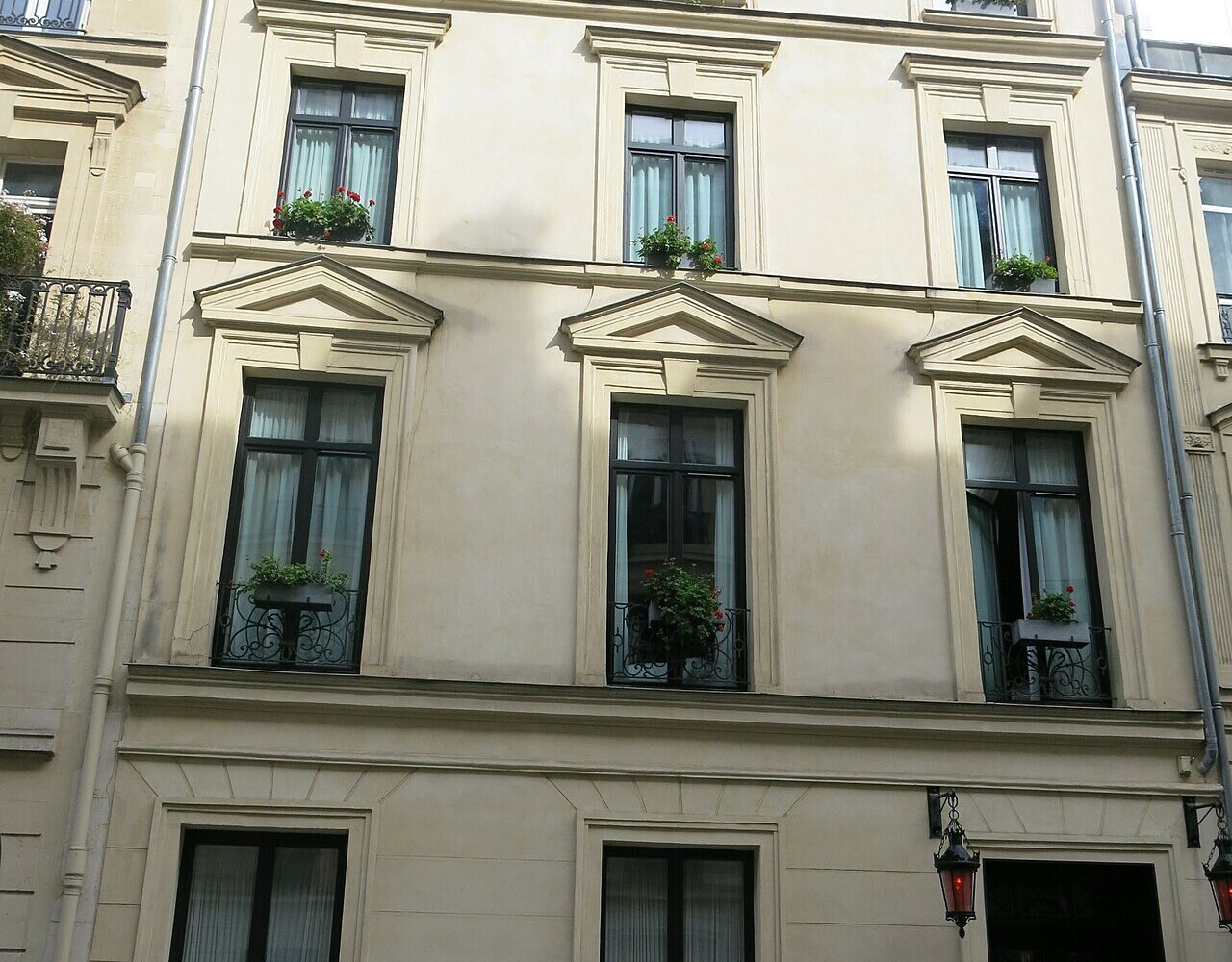 La façade de la Maison Souquet, 10 rue de Bruxelles, à Paris