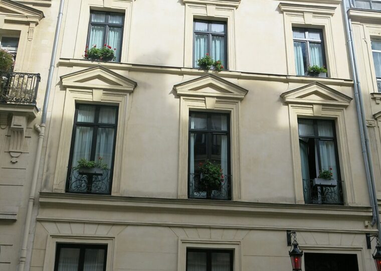 La façade de la Maison Souquet, 10 rue de Bruxelles, à Paris