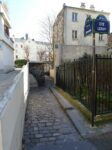 L'entrée pavée de la villa de l'Ermitage, avec les plaques jumelles de la villa et de la cité Leroy