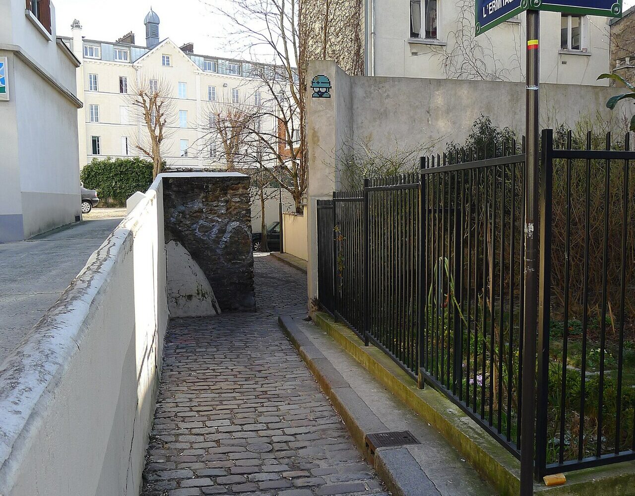 L'entrée pavée de la villa de l'Ermitage, avec les plaques jumelles de la villa et de la cité Leroy