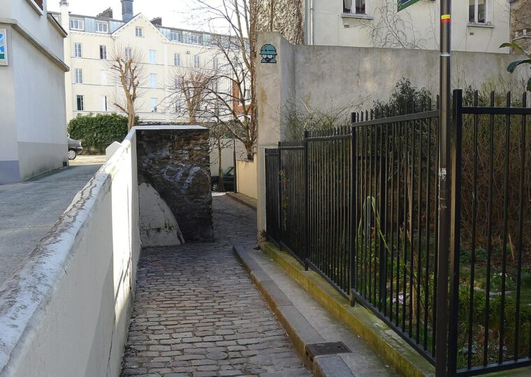 L'entrée pavée de la villa de l'Ermitage, avec les plaques jumelles de la villa et de la cité Leroy