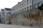 Le long tronçon de l'enceinte de Philippe Auguste rue des Jardins-Saint-Paul, avec le moignon d'une tour ronde