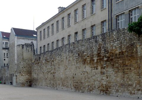 Le long tronçon de l'enceinte de Philippe Auguste rue des Jardins-Saint-Paul, avec le moignon d'une tour ronde
