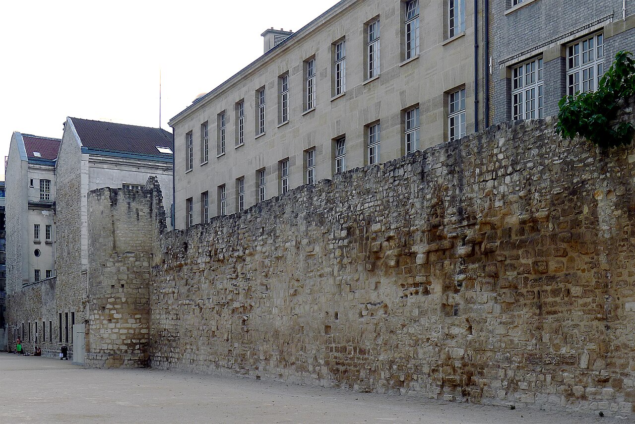 Le long tronçon de l'enceinte de Philippe Auguste rue des Jardins-Saint-Paul, avec le moignon d'une tour ronde