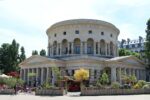 La rotonde de la Villette de Claude-Nicolas Ledoux, tambour à arcades posé sur sa croix de portiques
