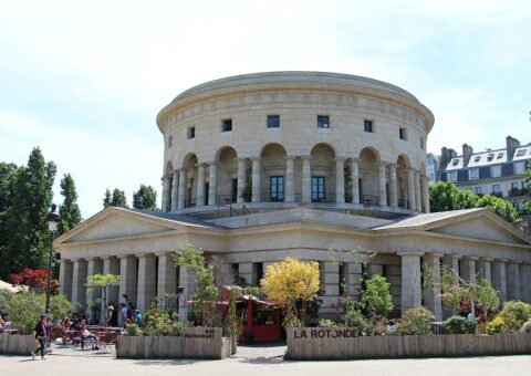 La rotonde de la Villette de Claude-Nicolas Ledoux, tambour à arcades posé sur sa croix de portiques