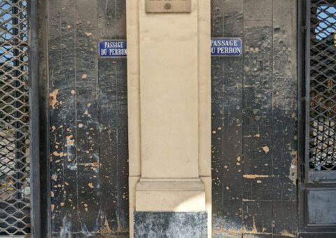 Les portes du passage du Perron sous la galerie de Beaujolais, avec la plaque rappelant que Colette vécut dans l'immeuble