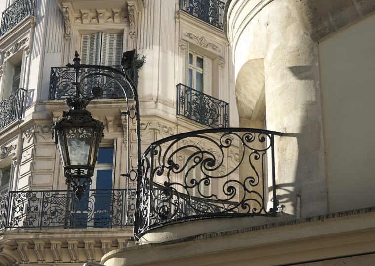 La rue du Dragon, à Saint-Germain-des-Prés, où s'est posé Base