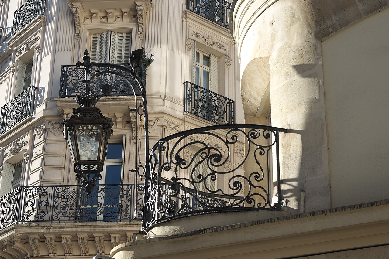 La rue du Dragon, à Saint-Germain-des-Prés, où s'est posé Base