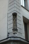 La statue de saint André à l'angle de la rue Saint-André-des-Arts et de la rue André-Mazet