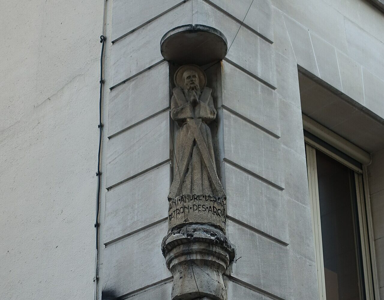 La statue de saint André à l'angle de la rue Saint-André-des-Arts et de la rue André-Mazet
