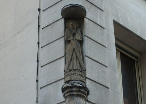 La statue de saint André à l'angle de la rue Saint-André-des-Arts et de la rue André-Mazet