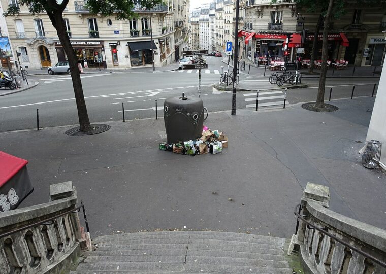 L'angle de la rue Caulaincourt, sous la rue Francœur où s'ouvre Two Doors