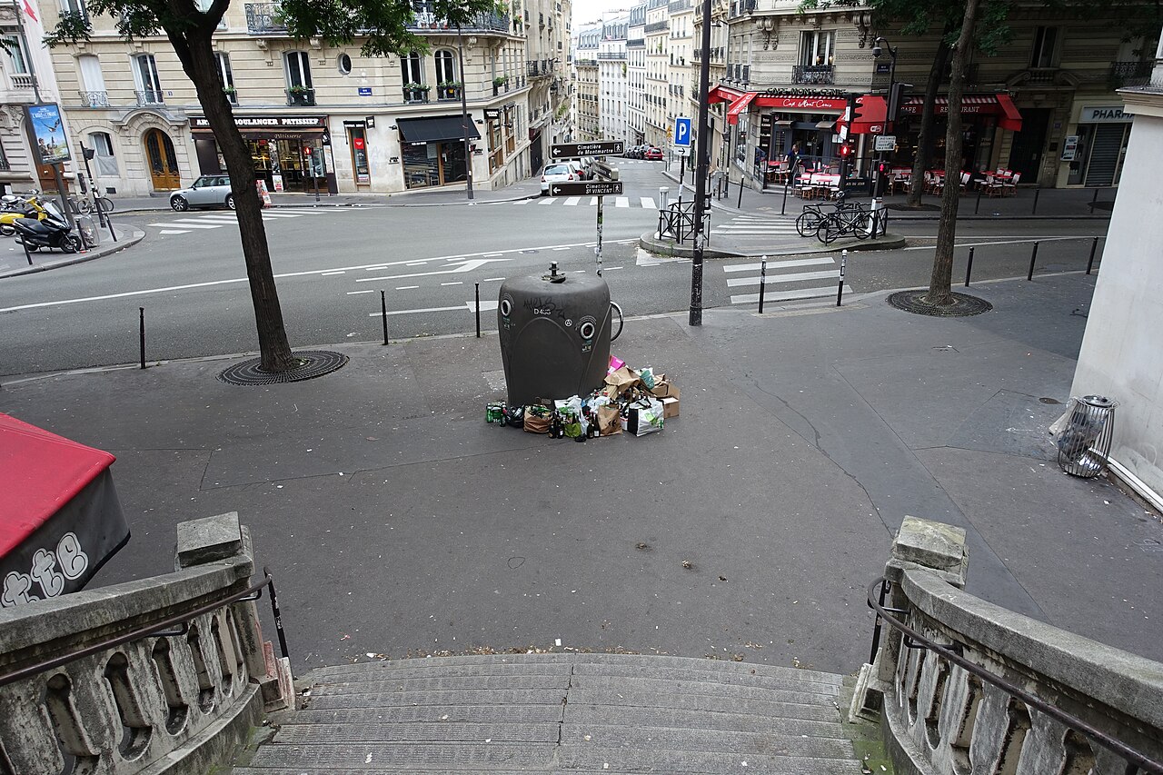 L'angle de la rue Caulaincourt, sous la rue Francœur où s'ouvre Two Doors