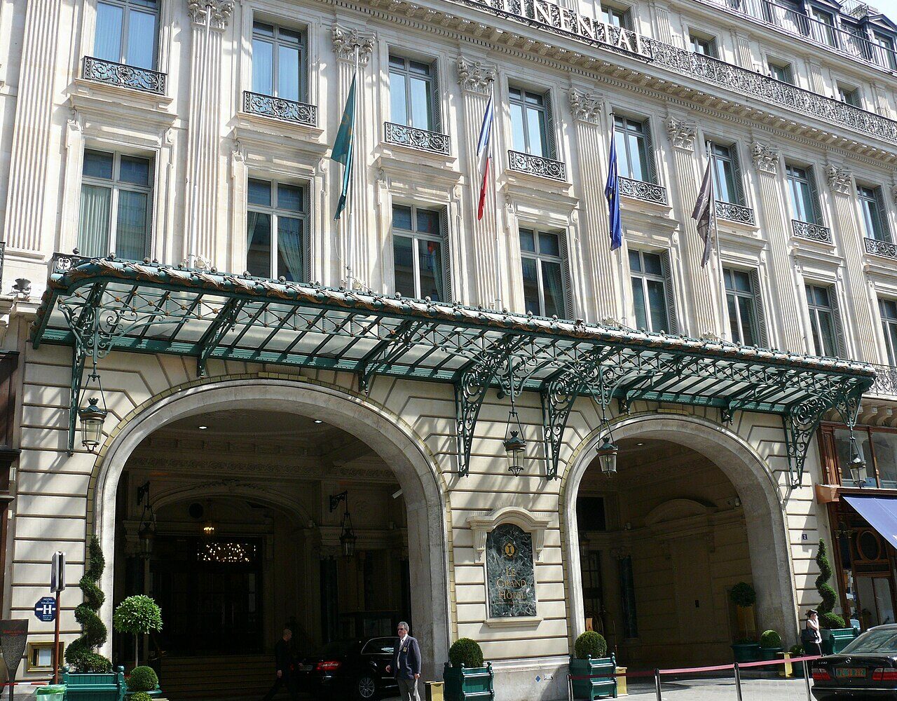 L'entrée du Grand Hôtel, rue Scribe, dans le 9e arrondissement de Paris
