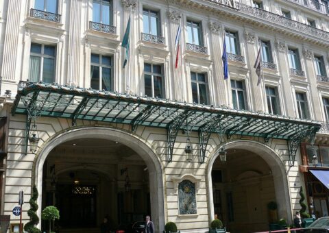 L'entrée du Grand Hôtel, rue Scribe, dans le 9e arrondissement de Paris