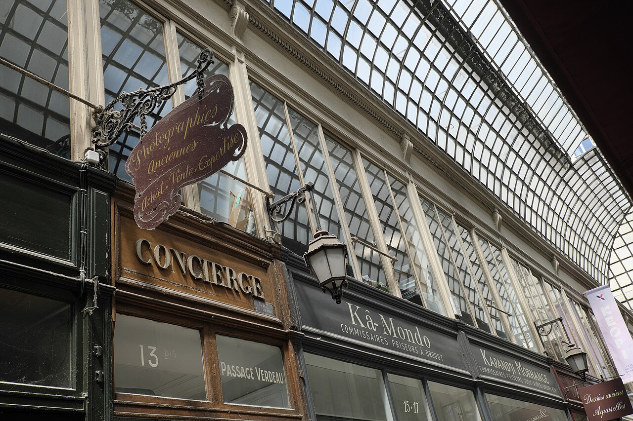 Le passage Verdeau à Paris, ses boutiques et sa verrière