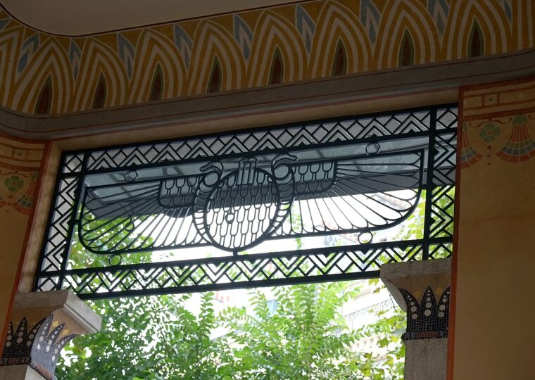 La façade néo-égyptienne du cinéma Le Louxor, à Barbès