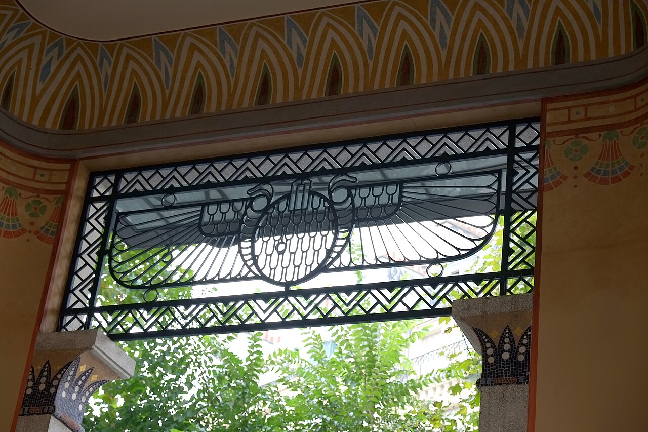 La façade néo-égyptienne du cinéma Le Louxor, à Barbès