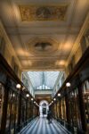 La galerie Véro-Dodat à Paris, son damier de marbre et sa verrière
