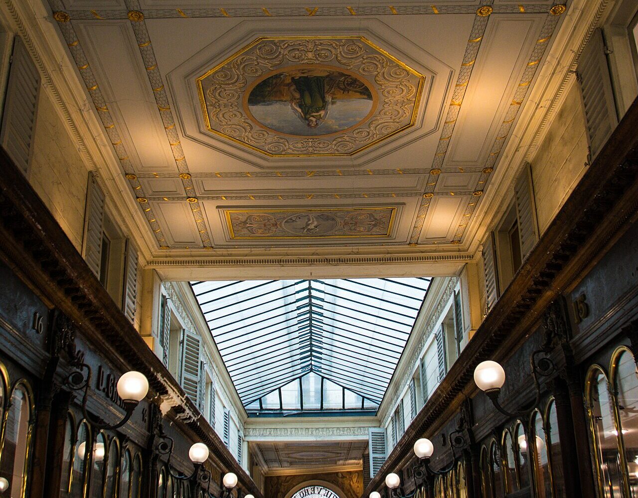 La galerie Véro-Dodat à Paris, son damier de marbre et sa verrière