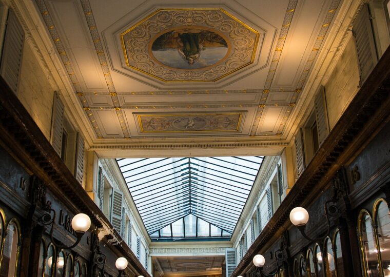 La galerie Véro-Dodat à Paris, son damier de marbre et sa verrière