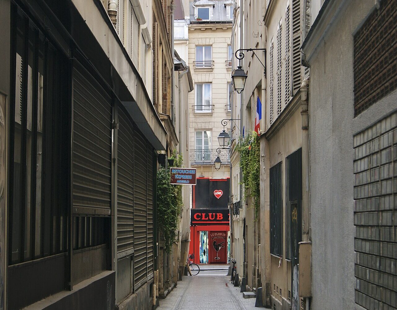 Le passage Basfour, couloir dallé entre la rue Saint-Denis et la rue de Palestro