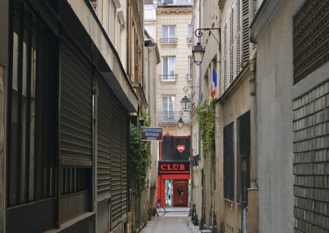 Le passage Basfour, couloir dallé entre la rue Saint-Denis et la rue de Palestro