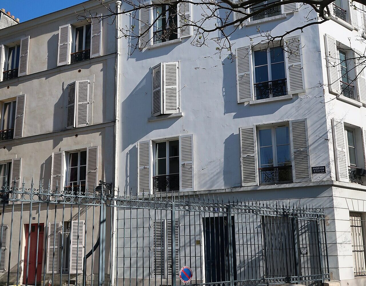 Le passage d'Enfer et ses façades uniformes de cité ouvrière, avec sa plaque de rue