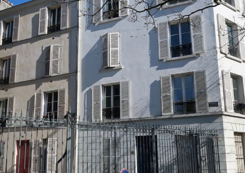 Le passage d'Enfer et ses façades uniformes de cité ouvrière, avec sa plaque de rue