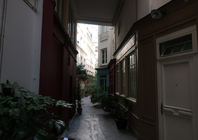 Le passage de l'Ancre à Paris, ses façades colorées et ses plantes