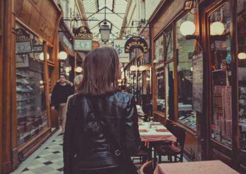 Le passage des Panoramas à Paris, sous sa verrière