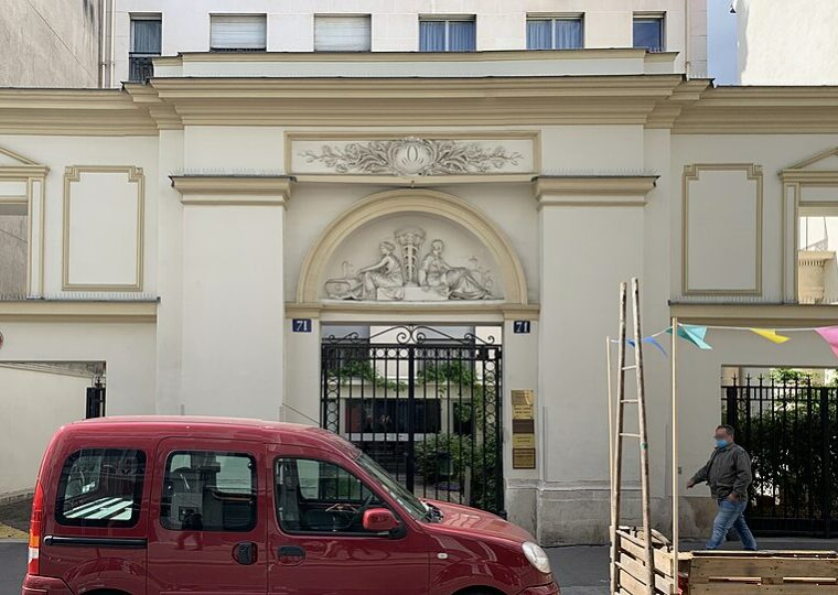 La rue de la Roquette, où fume la Manufacture de chocolat d'Alain Ducasse