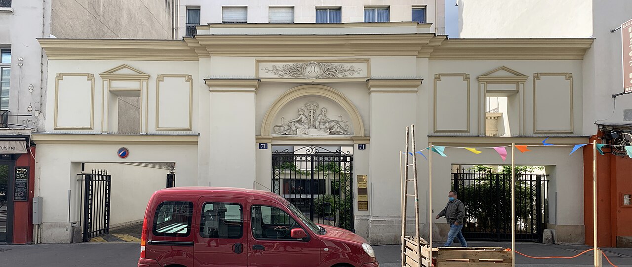 La rue de la Roquette, où fume la Manufacture de chocolat d'Alain Ducasse