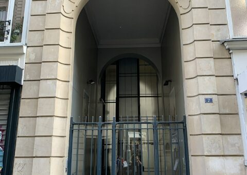 Le portail clos du passage Ben-Aïad, avec son arche gravée, vu depuis la rue Léopold-Bellan