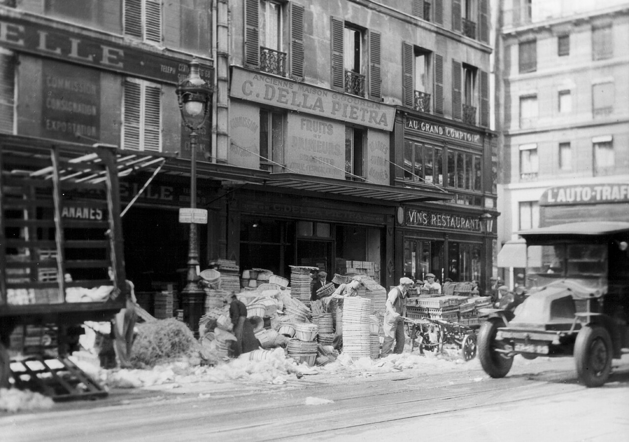 L'angle de la rue des Prouvaires, fief du bistrot Chez Denise à Paris