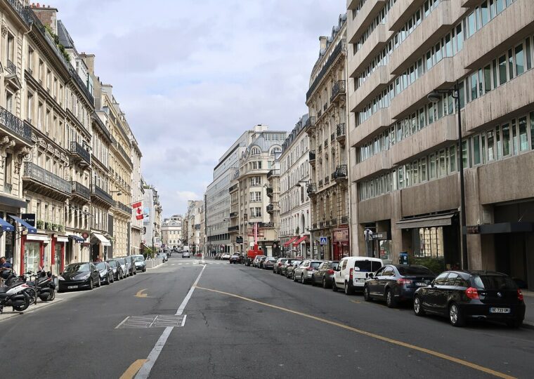 La rue du Faubourg Saint-Honoré à Paris, berceau de la maison Rochas