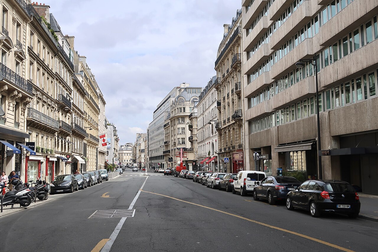 La rue du Faubourg Saint-Honoré à Paris, berceau de la maison Rochas