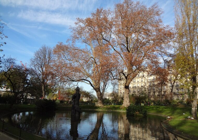 Le bassin du square des Batignolles en automne, ses canards et la sculpture des Vautours au bord de l'eau