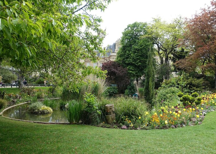 La pelouse du square du Temple, ses massifs fleuris et sa mare bordée de plantes d'eau au printemps