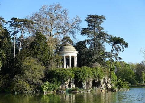 Le temple de l'Amour sur son rocher, au bord du lac Daumesnil, dans le bois de Vincennes