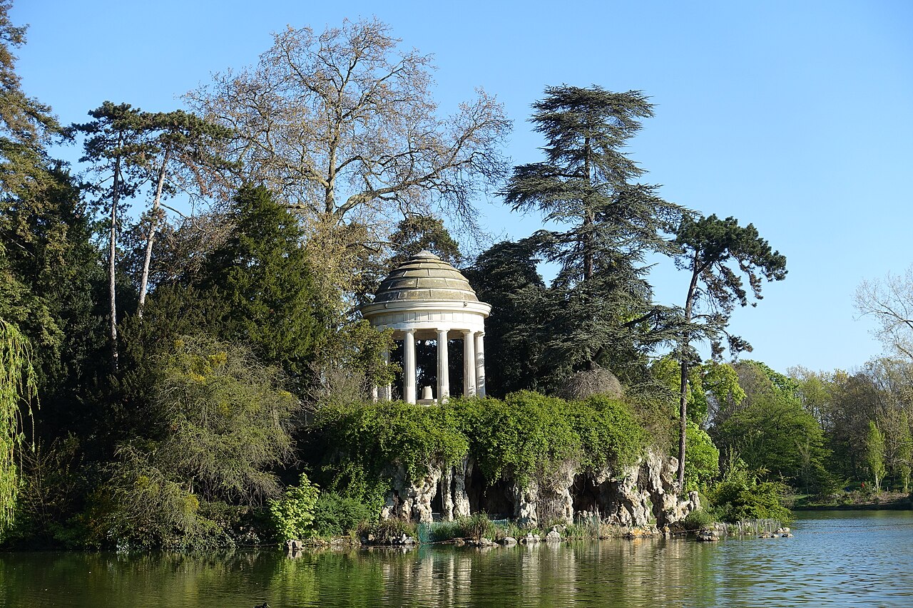 Le temple de l'Amour sur son rocher, au bord du lac Daumesnil, dans le bois de Vincennes