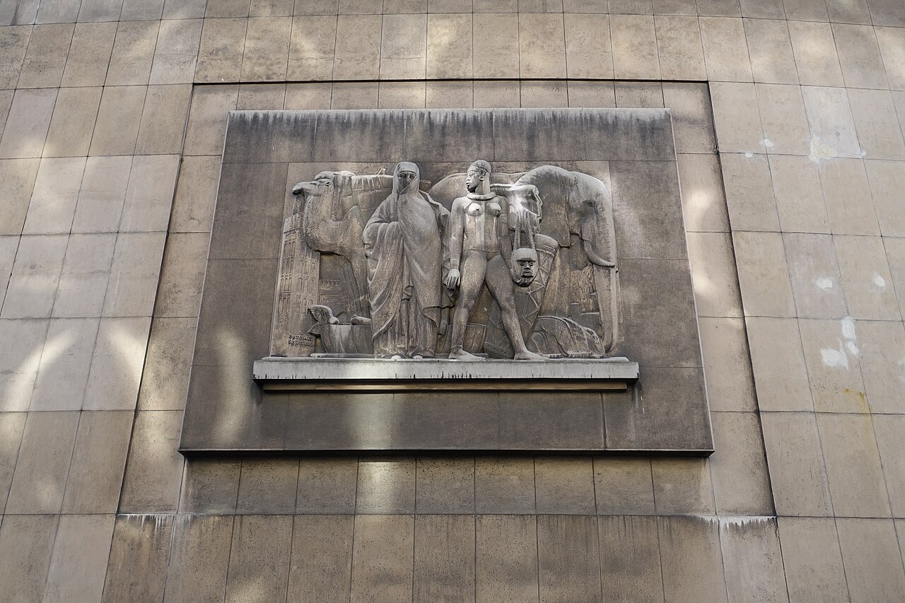 Le palais de Chaillot, dont l'aile est abrite la terrasse de Girafe
