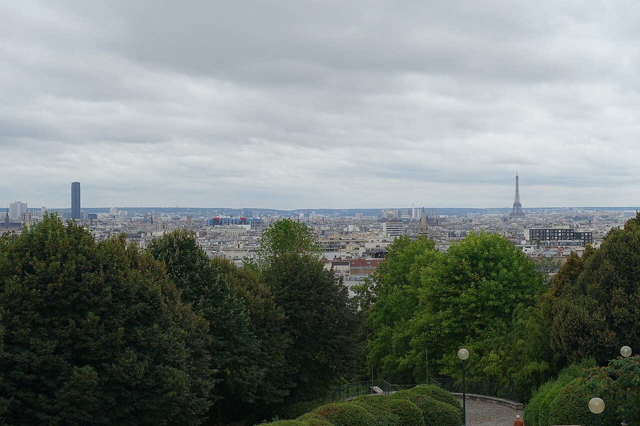 La vue sur les toits de Paris et la tour Eiffel depuis les hauteurs du parc de Belleville